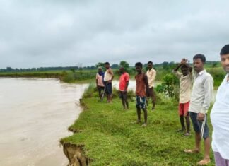 राप्ती नदी के तेज कटान से 200 घरों पर खतरा:तुलसीपुर के बेला गांव में 35 किसानों की कृषि भूमि नदी में समाई