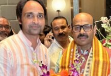 भाजपा महामंत्री महेंद्र पांडेय ने हरीश द्विवेदी से मुलाकात की:बलरामपुर में राजधानी पहुंचने पर कार्यकर्ताओं ने किया स्वागत; संगठन और चुनाव पर हुई बात