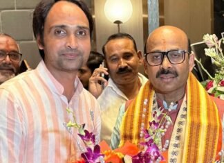 भाजपा महामंत्री महेंद्र पांडेय ने हरीश द्विवेदी से मुलाकात की:बलरामपुर में राजधानी पहुंचने पर कार्यकर्ताओं ने किया स्वागत; संगठन और चुनाव पर हुई बात