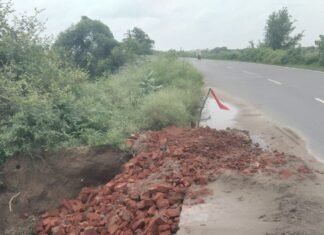 हरिहरगंज-ललिया मार्ग पर सड़क की पटरियां धंसी:भारी बारिश से कई जगह गड्ढे, राहगीर हो रहे घायल
