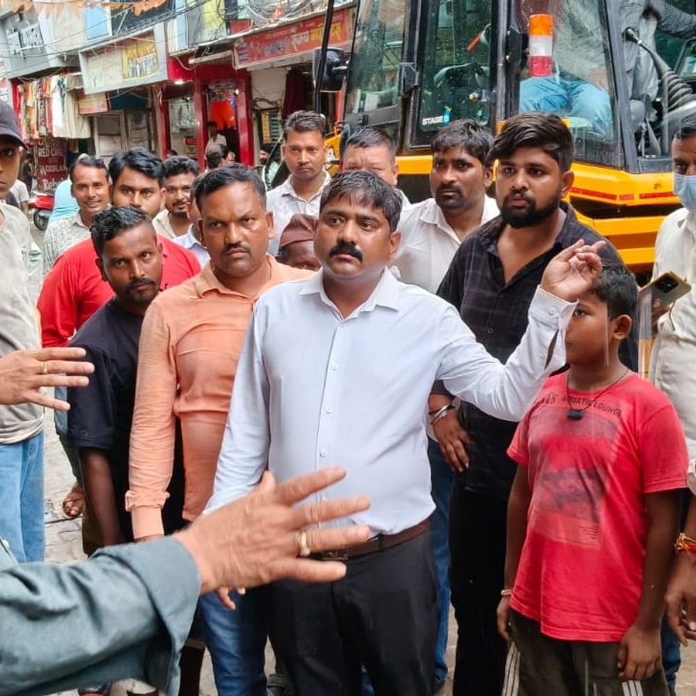 नौतनवा में प्रशासन ने चलाया बुलडोजर, अतिक्रमण हटाया:दुकानदार खुद ही हटाने लगे अवैध कब्जे; जलकल कार्यालय से घंटाघर चौक तक चला अभियान