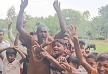 अमरहवा में जलभराव से कब्रिस्तान डूबा:बारिश और राप्ती के पानी से गांव में जलभराव, ग्रामीणों ने पानी में खड़े होकर किया प्रदर्शन