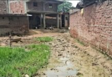 श्रावस्ती में बारिश से सड़क बदहाल:ग्रामीणों को आने-जाने में परेशानी, प्रशासन से मरम्मत की मांग