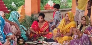 हलषष्टी व्रत पर माताओं ने रखा निर्जला उपवास:सिंहपुर बलिया नाला छठ घाट पर की पूजा-अर्चना, संतान की सुख-समृद्धि और लंबी आयु की कामना