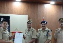 श्रावस्ती में नहर में कूदी महिला, कांस्टेबल ने जान बचाई:एसपी ने किया सम्मानित, 15 फीट गहरे पानी में कूदकर बचाई थी जान