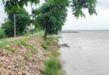 नदी का जलस्तर खतरे के निशान से 1 सेंटीमीटर नीचे:दुबौलिया तटबंध पर बढ़ा दबाव, कई जगह रिसाव से ग्रामीण चिंतित