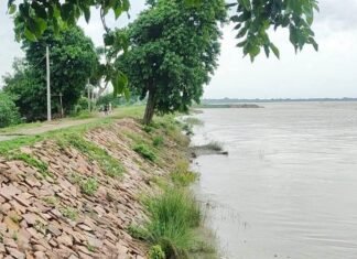 नदी का जलस्तर खतरे के निशान से 1 सेंटीमीटर नीचे:दुबौलिया तटबंध पर बढ़ा दबाव, कई जगह रिसाव से ग्रामीण चिंतित