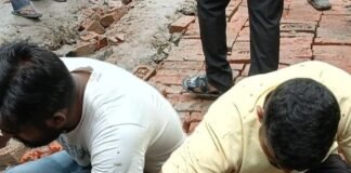महराजगंज में तीन साल बाद भी अधूरी सड़क:कीचड़ से परेशान ग्रामीणों ने खुद बिछाईं ईंटें, ठेकेदार पर लापरवाही का आरोप