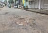 ब्लॉक रोड पर बड़े गड्ढे, राहगीर और वाहन चालक परेशान:हादसे का खतरा बढ़ा, स्थानीय लोगों ने जल्द मरम्मत की मांग की