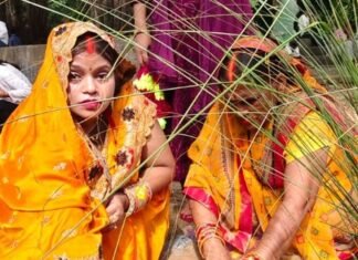 संतान की लंबी उम्र के लिए माताओं ने रखा व्रत:धानी बाजार के कांक्षेश्वर नाथ शिव मंदिर में पहुंचीं व्रती महिलाएं, सुख-समृद्धि और उज्ज्वल भविष्य की कामना