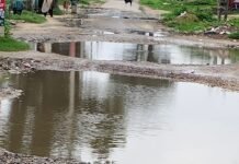 भीखपुर तराई में सड़क पर गड्ढे, आवागमन हुआ मुश्किल:लक्ष्मणपुर से इकौना मार्ग बदहाल, कई गांवों के लोग परेशान; प्रशासन से मरम्मत की मांग