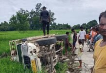 पतली सड़क पर बिगड़ा संतुलन:नीचे जा गिरी पिकअप: बंजारहा सोनबरसा में हादसा, ड्राइवर समेत कई घायल
