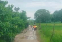 श्रावस्ती के पोनदली में 10 साल से कटी सड़क नहीं:ग्रामीण और राहगीर परेशान, शिकायत के बाद भी नहीं हुई सुनवाई