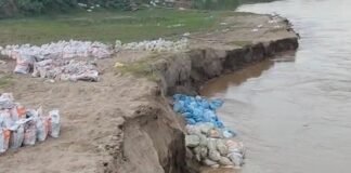 श्रावस्ती के सिसवारा घाट पर राप्ती नदी का तेज कटान:सड़क पर बढ़ा खतरा, मजदूरों ने मजदूरी में कटौती का आरोप लगाया