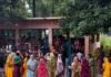 बनकटी समय माता मंदिर में तिनछठी पर्व पर उमड़ी भारी:भीड़ रेलवे ट्रैक के पास सुरक्षा के इंतजाम नहीं, हादसे की आशंका