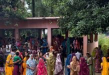 बनकटी समय माता मंदिर में तिनछठी पर्व पर उमड़ी भारी:भीड़ रेलवे ट्रैक के पास सुरक्षा के इंतजाम नहीं, हादसे की आशंका