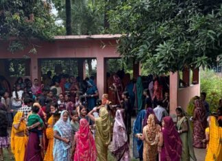 बनकटी समय माता मंदिर में तिनछठी पर्व पर उमड़ी भारी:भीड़ रेलवे ट्रैक के पास सुरक्षा के इंतजाम नहीं, हादसे की आशंका