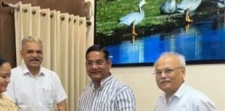 सड़क पर जमा बारिश का पानी बना मुसीबत:उपेंद्र के घर के पास जलजमाव से राहगीर परेशान, PWD से शिकायत के बाद भी समाधान नहीं