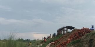 राप्ती नदी से एप्रोच मार्ग पर कटान का बढ़ा खतरा:श्रावस्ती में सेतु निगम बांस-बल्ली-बोरियों में ईंट-मिट्टी डालकर बचाव में जुटा
