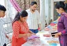 सिसवा के श्रीश्याम मंदिर में सजी जन्माष्टमी प्रदर्शनी:लड्डू गोपाल की पोशाकों और श्रृंगार सामग्री का रहा खास आकर्षण, अमनकिता कलेक्शन्स ने किया आयोजन