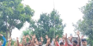 महराजगंज में बारिश ने बिगाड़ी एक दर्जन परिवारों की राह:बरवा चमईनिया में कच्चा रास्ता दलदल बना, ग्रामीणों ने प्रदर्शन कर जताया विरोध