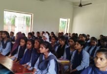 हसनापुर कॉलेज में पुलिस ने छात्रों को किया जागरूक:बाल विवाह, साइबर अपराध और यातायात नियमों की दी जानकारी