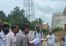 डीएम खुद विवादित जमीन पर पहुंचे:फाइलों से निकलकर दोनों पक्षों के सामने नापी हकीकत, राजस्व विवाद सुलझाने की पहल