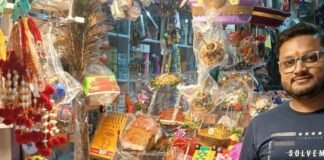 छावनी में लड्डू गोपाल के श्रृंगार की दुकानें सजी:जन्माष्टमी से पहले बाजारों में खरीदारी शुरू, फैंसी सामान की मांग