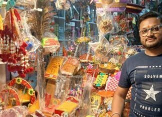 छावनी में लड्डू गोपाल के श्रृंगार की दुकानें सजी:जन्माष्टमी से पहले बाजारों में खरीदारी शुरू, फैंसी सामान की मांग