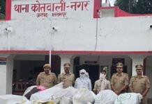 बलरामपुर में 520 किलो पटाखों का भंडारण पकड़ा, 2 गिरफ्तार:घनी आबादी में घरों को बना रखा था गोदाम, बिना लाइसेंस बेच रहे थे