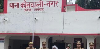 बलरामपुर में 520 किलो पटाखों का भंडारण पकड़ा, 2 गिरफ्तार:घनी आबादी में घरों को बना रखा था गोदाम, बिना लाइसेंस बेच रहे थे
