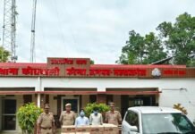 वैगनआर में छिपाकर ले जा रहे थे 30 पेटी शराब:फरेंदा में 2 गिरफ्तार: उत्तरी बाईपास फ्लाईओवर के नीचे चेकिंग में पकड़े गए; कार भी जब्त