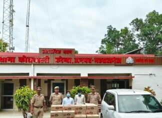 वैगनआर में छिपाकर ले जा रहे थे 30 पेटी शराब:फरेंदा में 2 गिरफ्तार: उत्तरी बाईपास फ्लाईओवर के नीचे चेकिंग में पकड़े गए; कार भी जब्त