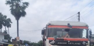 लालगंज महादेवा मार्ग पर ट्रक की चपेट में युवक घायल:गौरा धुंधा चौराहे के पास हुआ हादसा, गंभीर हालत में अस्पताल में भर्ती