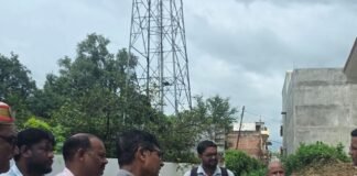 राजस्व वादों के त्वरित निपटारे को डीएम मौके पर:बलरामपुर में स्थलीय निरीक्षण कर परखी वस्तुस्थिति, दिए निर्देश
