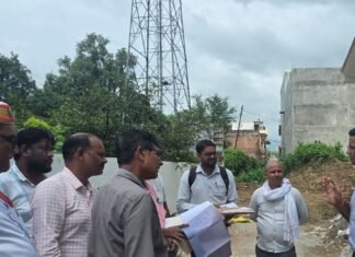 राजस्व वादों के त्वरित निपटारे को डीएम मौके पर:बलरामपुर में स्थलीय निरीक्षण कर परखी वस्तुस्थिति, दिए निर्देश