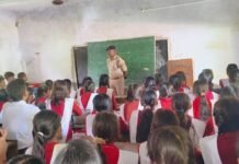 महराजगंज में विद्यार्थियों से बोले सीओ:नौतनवा के इंटर कॉलेज में ‘विद्यार्थी संवाद’; साइबर अपराध और महिला सुरक्षा को लेकर भी किया जागरूक