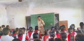 महराजगंज में विद्यार्थियों से बोले सीओ:नौतनवा के इंटर कॉलेज में ‘विद्यार्थी संवाद’; साइबर अपराध और महिला सुरक्षा को लेकर भी किया जागरूक