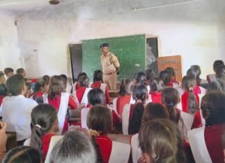 महराजगंज में विद्यार्थियों से बोले सीओ:नौतनवा के इंटर कॉलेज में ‘विद्यार्थी संवाद’; साइबर अपराध और महिला सुरक्षा को लेकर भी किया जागरूक