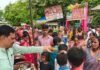फरेंदा में हल षष्ठी पर नगर पंचायत ने बांटा प्रसाद:महिलाओं ने बलराम जी की पूजा कर संतान की लंबी उम्र मांगी, अध्यक्ष राजेश जायसवाल ने किया वितरण
