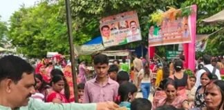 फरेंदा में हल षष्ठी पर नगर पंचायत ने बांटा प्रसाद:महिलाओं ने बलराम जी की पूजा कर संतान की लंबी उम्र मांगी, अध्यक्ष राजेश जायसवाल ने किया वितरण