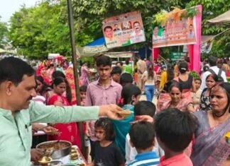 फरेंदा में हल षष्ठी पर नगर पंचायत ने बांटा प्रसाद:महिलाओं ने बलराम जी की पूजा कर संतान की लंबी उम्र मांगी, अध्यक्ष राजेश जायसवाल ने किया वितरण