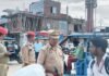 यातायात पुलिस ने नाबालिग वाहन चालकों को जागरूक किया:महराजगंज में सघन चेकिंग के दौरान अभिभावकों से भी की बात, चालान भी काटे