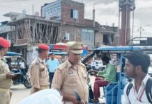 यातायात पुलिस ने नाबालिग वाहन चालकों को जागरूक किया:महराजगंज में सघन चेकिंग के दौरान अभिभावकों से भी की बात, चालान भी काटे