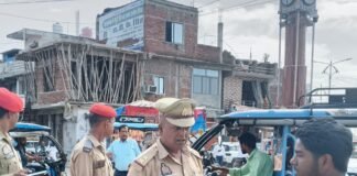 यातायात पुलिस ने नाबालिग वाहन चालकों को जागरूक किया:महराजगंज में सघन चेकिंग के दौरान अभिभावकों से भी की बात, चालान भी काटे