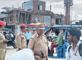 यातायात पुलिस ने नाबालिग वाहन चालकों को जागरूक किया:महराजगंज में सघन चेकिंग के दौरान अभिभावकों से भी की बात, चालान भी काटे