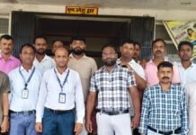 महराजगंज में आउटसोर्सिंग स्वास्थ्य कर्मियों ने मानदेय बढ़ोतरी की खुशी:जिला अस्पताल में मिठाई बांटकर सरकार के फैसले का स्वागत किया