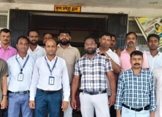 महराजगंज में आउटसोर्सिंग स्वास्थ्य कर्मियों ने मानदेय बढ़ोतरी की खुशी:जिला अस्पताल में मिठाई बांटकर सरकार के फैसले का स्वागत किया