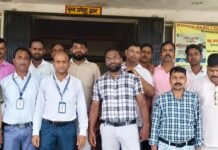 मुख्यमंत्री के आदेश के बाद आउटसोर्सिंग कर्मचारियों का मानदेय बढ़ा:महराजगंज में स्वास्थ्य कर्मियों ने मिठाई बांटी, अब मिलेंगे 20 हजार तक