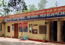 स्टेयरिंग फेल होने से कबाड़ लदा टेम्पो गड्ढे में पलटा:लेदवा के पास हुआ हादसा, प्रियांशु और पवन घायल